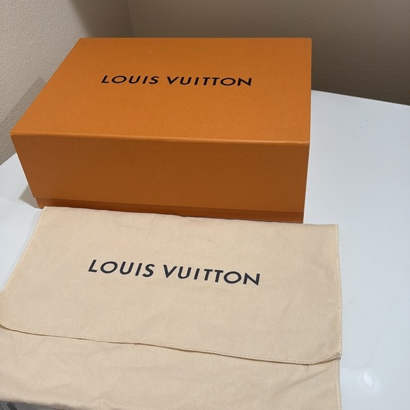 Louis Vuitton Large Magnetic Closure Box with Dust Cloth—New Condition!! - Picture 2 of 9